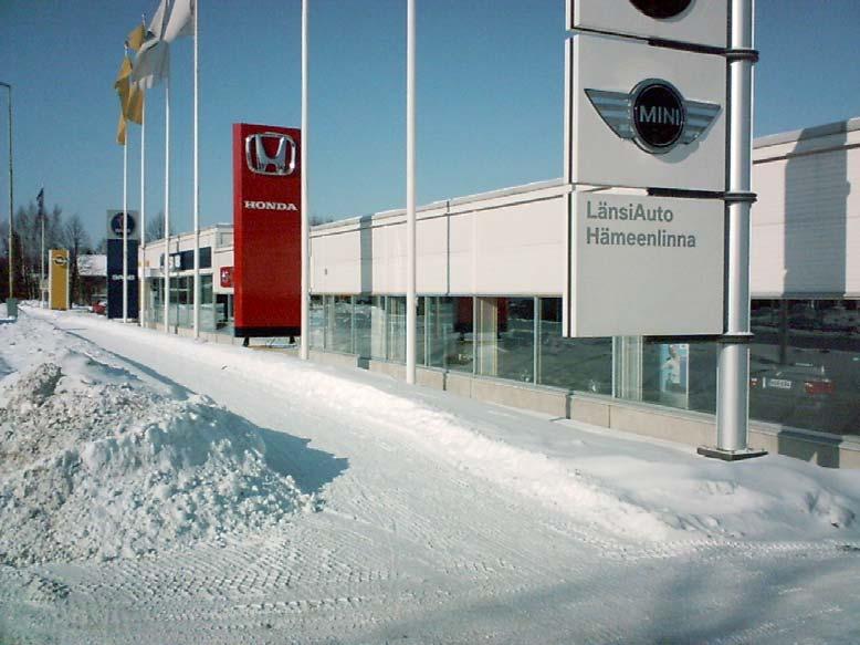 TAMPEREEN AMMATTIKORKEAKOULU TUTKINTOTYÖ 8(47) Kuva 1 Länsiauton päärakennus Kuva 2 Vaihtoautomyymälä ja korikorjaamo Uusien autojen myyjiä