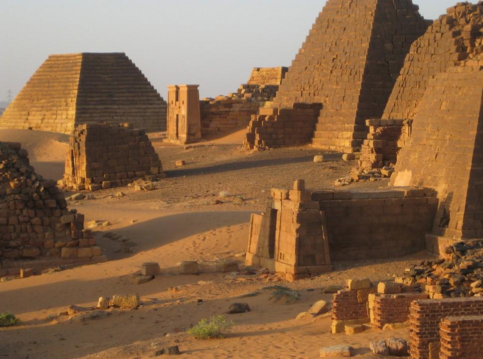 3 Kuva 2. Nubian 1200 eaa. rakennetut pyramidit Sudanissa.