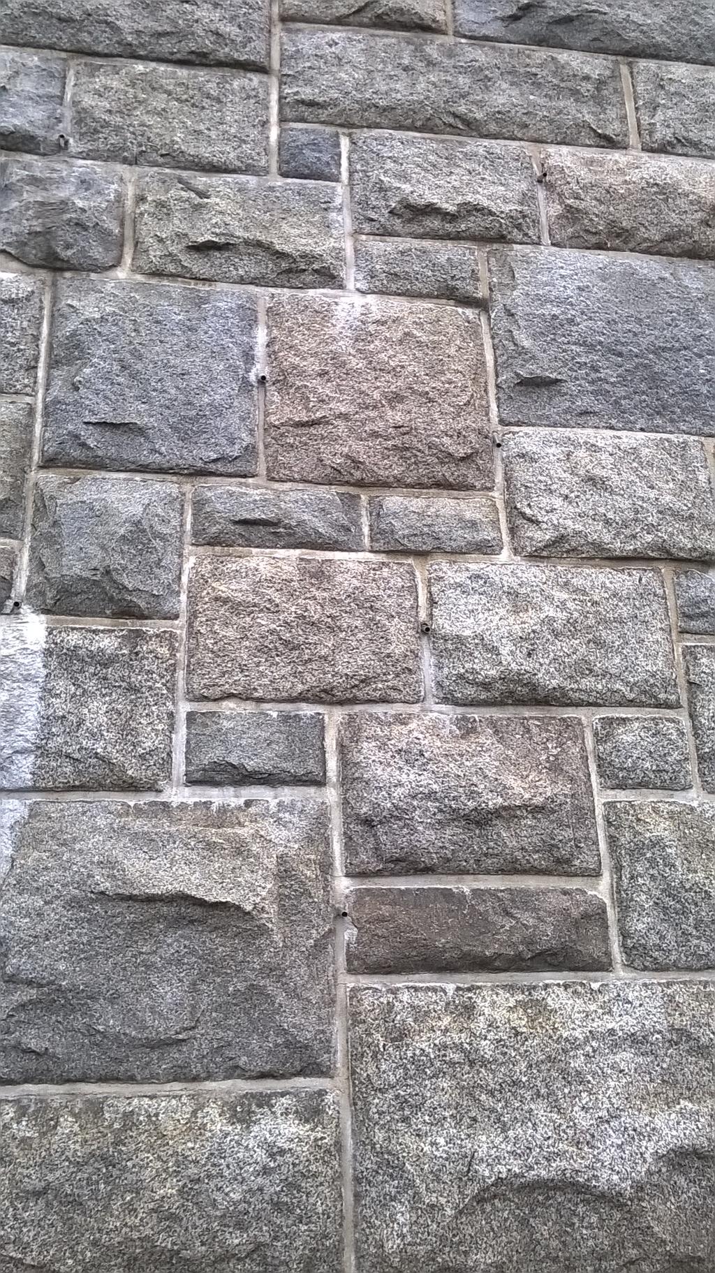 10 3.9 Harkkosekamuuri Erikokoisista ja muotoisista kiviharkoista muurattava muuri, jossa yhtenäiset pysty- ja vaakasaumat pyritään katkaisemaan.