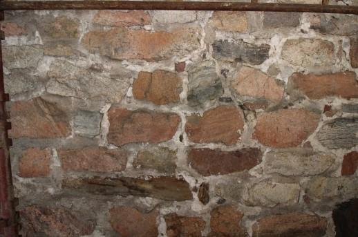 18 7.1 Kivi Vanhoissa kivimuureissa käytetty kivi on pääasiassa rakennuspaikan läheisyydestä kerättyä tai louhittua, joten kivilaji ja materiaalin laatu usein vaihtelee samassakin muurissa.