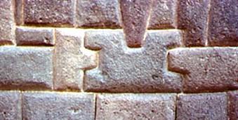 38 Kuva 48. Tarkasti työstettyä kiveä 1400 luvulta, Machu Picchu. [Kuva: rutasha.com] Kuva 49. Hienostuneemmat työstömenetelmät eivät aina vaadi kallion räjäyttelyä.