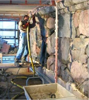65 Muurin sisäisen tuuletuksen ja kuivumisen varmistamiseksi muurin sisään suositellaan jätettäväksi koloja pystysumoihin tai vaihtoehtoisesti ulospäin kaatavia 35-50 mm paksuja pahviputkia tasaisin