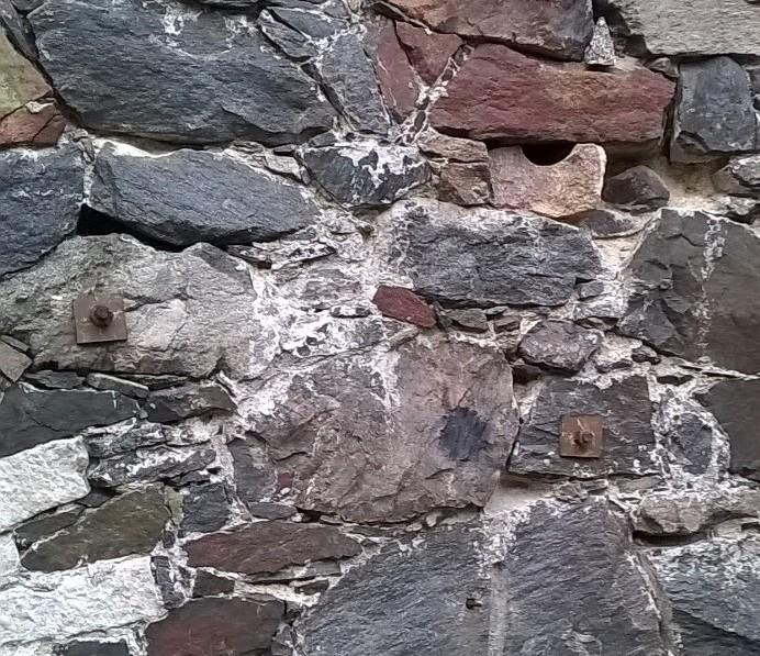 68 Kuva 83. Pulttaamalla vahvistettua muuria Suomenlinnassa. Jos muurin kantokyky vaikuttaa vaurioiden vuoksi alentuneen, voidaan muurille tulevaa kuormitusta joutua keventämään.