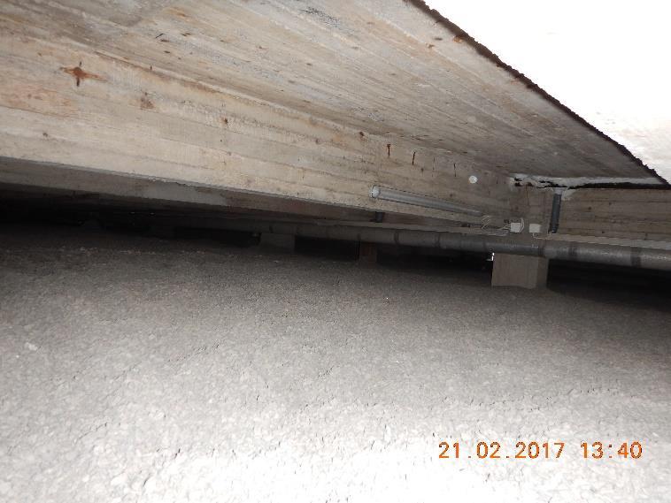 putkieristeitä, alkuperäistä pikisivelyä ja rgaanista materiaalia kuten levyä ja puuta.