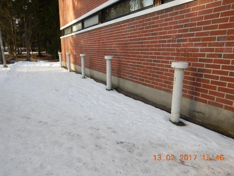 Kanaalin hultluukku sijaitsee itäsiiven kirjastn päätetilassa.
