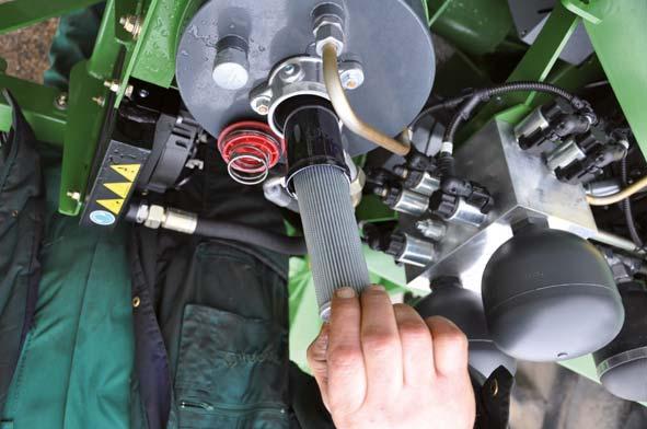 Pos: 120.36 /BA/Sonderausstatung/EasyCut / AM Mähwerke/Querförderer/Hydraulikölfilter ersetzen EC B 1000 CV Collect @ 101\mod_1330684785980_71.docx @ 899388 @ 3 @ 1 Pos: 120.