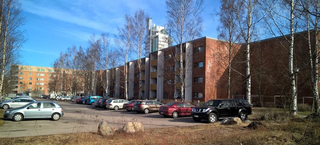 Sisäpihalla on yksikerroksinen, puuverhoiltu päiväkotirakennus.