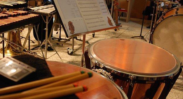 Lyömäsoittimet Lyömäsoittimet on soitinvalikoimaltaan orkesterin monipuolisin soitinryhmä.