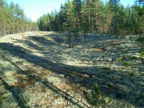 Viisi neliömäistä kuoppaa, kooltaan 2x2 3x2 m, syvyys 0,4-0,6 m. Kivikkoinen hiekkamoreenikangas. Ei hiiltä, nokea, eikä podsolia sammalpeitteisissä kuopissa.