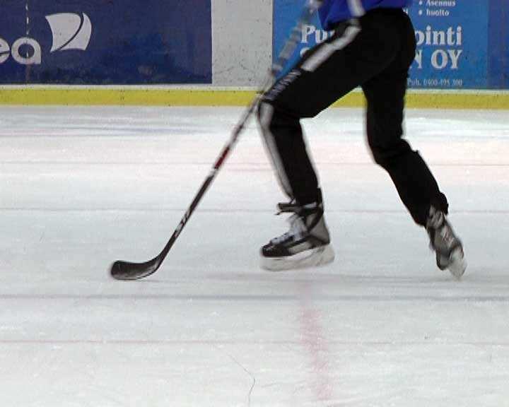 jäähän Potkaisseen jalan tuonti vartalon alle valmiina toiseen potkuun (videon esimerkissä vasen jalka potkaisee ja avaa lantion, oikea toimii tukena, vasen