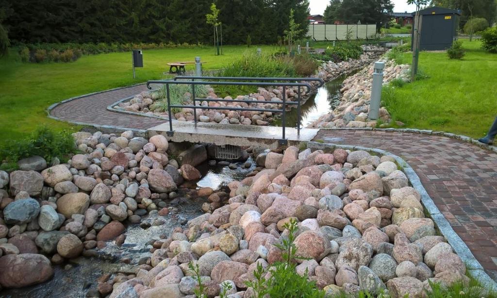 yhdistää kävelyreittinä keskusta-alueen uudelle rautatieasemalle. Puiston kautta kulkevaa Färjärinojaa on samalla kunnostettu puiston vesiaiheena (kuva 15).
