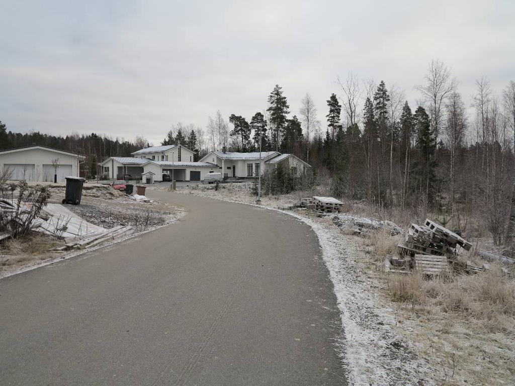 Taajamakuva Alue on metsäinen alue, joka rajautuu uudehkoon, matalaan,