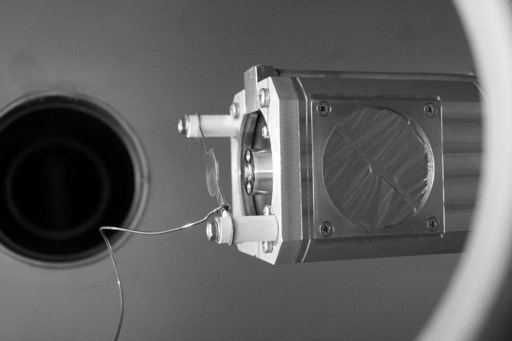 Kuva 8 Kuvassa ioniohjain on kuvattu runkosylinterin sisällä, paikalleen asennettuna. Ioniohjaimen sivulla näkyy Havarikkuna. Etuosassa keskellä näkyy suutin ja virranmittauslevy.