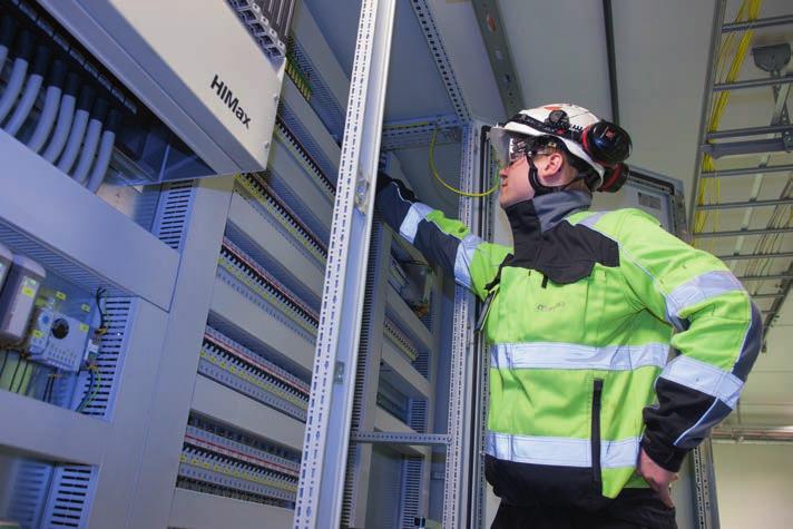 6 LÄNSIMETRO Ruoholahti Matinkylä kevät 2016 www.lansimetro.fi Mipron projektipäällikkö Petri Pyykkönen testaa asetinlaitetta Koivusaaren asemalla.