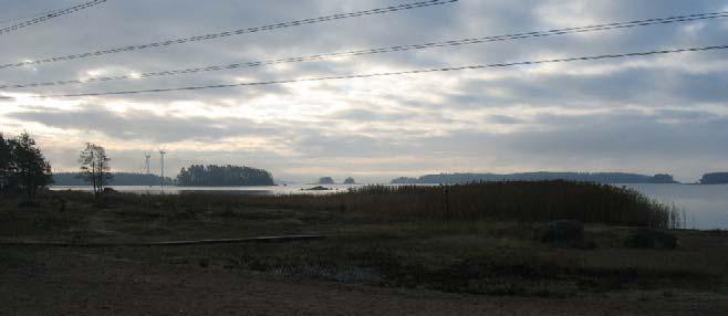 105(190) Kuva 73. Näkymä Santalahden uimarannalta kohti Mussalon konttiterminaalia, tuulivoimaloita ja Vehkaluotoa valoisaan aikaan, 12.10.2006. Etäisyys kuvanottopaikalta tuulivoimaloille on 1.5 km.