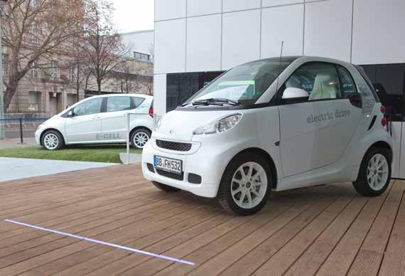 Tulevaisuuden asumista Effizienzhaus Plus, Berliini, Saksa Plusenergiatalo, joka tuottaa riittävästi energiaa nelihenkisen perheen tarpeisiin, lataa sähköautot ja syöttää ylimääräisen energian
