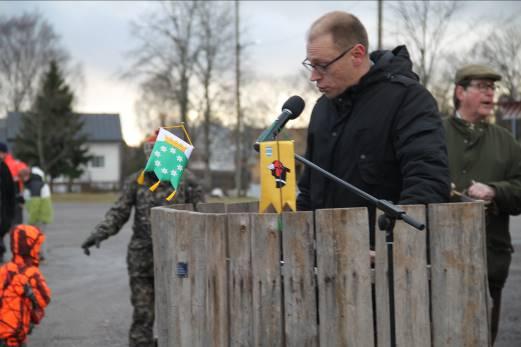 Tilaisuuden avauksen suoritti Raaseporin kaupunginhallituksen puheenjohtaja Anders Walls Bästa publik-arvoisa yleisö Jag har glädjen att hälsa Nylands vildmarkseldar välkomna till raseborg Minulla on