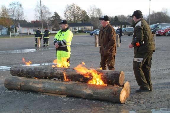 Metsästäjäliiton rakotulen sytyttivät, oikealta, SML:n Uudenmaan piirin hallituksen jäsenet Harri Ulmanen ja