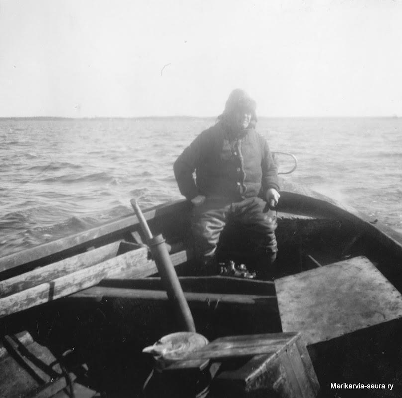 4 kalastajat osti näitä Islannin sillinuottia. Niistä tehtiin osia, ko se oli hiukan harvempaa, ko normaali silakkaverkko. Ja sitte tehtii isoja aitoja.