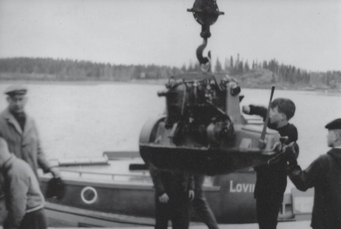 Sillä kohdalla läntisellä rantapenkalla on selvästi erottuva suuri pyöreähkö kivi. Purjehdusharrastukselle Loviisa oli elintärkeä.