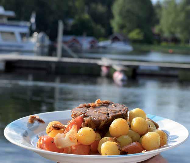Jälkiruoka; vaniljajäätelöä, marjoja, kinuskikastiketta TÄYTETYT KASVISPIIRAKAT 1 kpl..vihis kasvispiirakkaa 2 kpl.