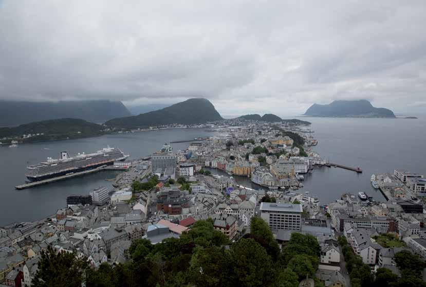 NÄYTELMÄN PÄÄOSASSA LUNNIT Monen, monen idyllisen pienen kylän ja ennen kaikkea ystävällisten ihmisten kohtaamisen jälkeen saavumme Ålesundiin. Kaupungissa on aivan erityisen hieno tunnelma.