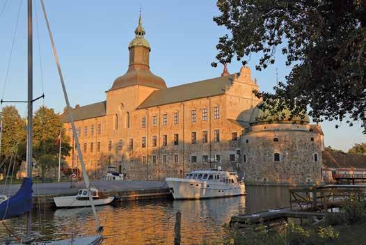 satamissa loppuu. Jään kaipaamaan sitä. Göteborissa lukitsen veneen oven muutenkin kuin tavan vuoksi. SULKUSULKEISIA On syyskuu. Kannella on syksyn värittämiä lehtiä.