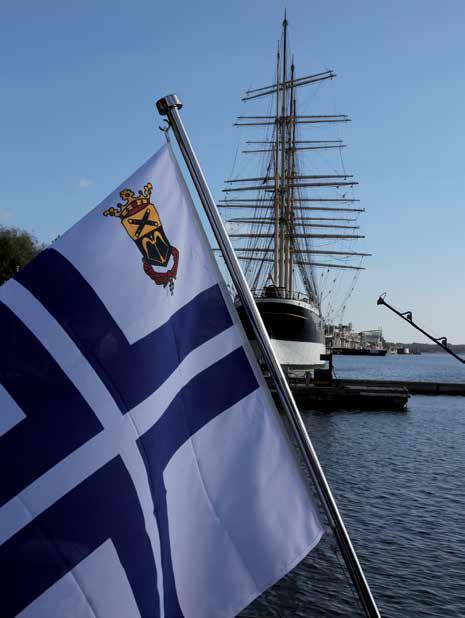 Olemme tyytyväisiä ettei ole heinäkuu, jolloin kanava on ruuhkainen. Satamat ovat pieniä ja kanava ajoittain kapea. Götakanavan toinen nimitys erokanava ei meidän kohdallamme näyttäydy.