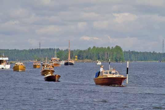 Pinnalla pysyminen on ainua kriteeri, josta osallistujarekrytoinnissa on toistaiseksi pidetty kiinni. Suurimmillaan heinäkuinen tapaaminen on koonnut yli 60 venekuntaa samaan satamaan.