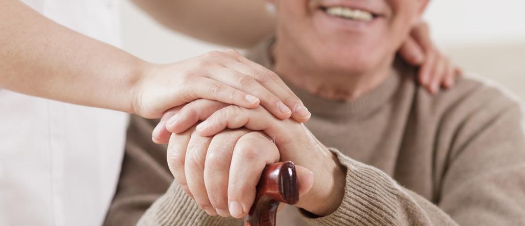 pariskuntia tai yksinasuvia henkilöitä. Perhehoitajalta odotetaan hyviä yhteistyötaitoja sekä kykyä hoivata ja pitää huolta vanhuksista.
