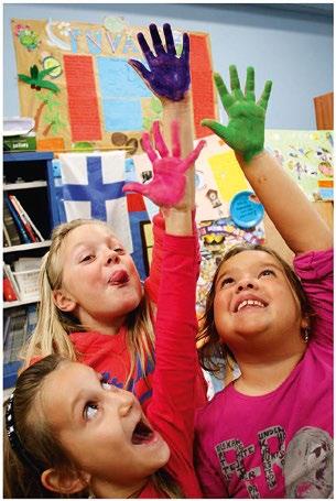 Suomi-kouluista on tullut tärkeä ulkosuomalaisten kohtaamispaikka, jossa lasten kielen opetuksen rinnalla vanhemmilla on mahdollisuus tavata toisia suomalaisia, keskustella suomeksi, lainata koulun