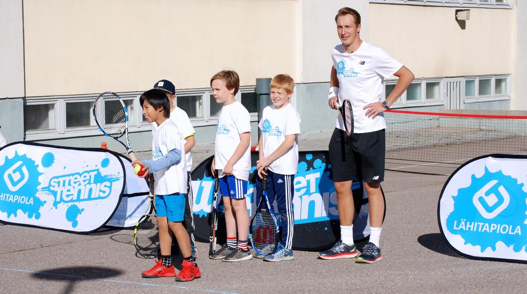 TOIMINTAKERTOMUS 2016 KOULUYHTEISTYÖ LähiTapiola Street Tennis lajiesittelykiertue kouluille LähiTapiola Street Tennis -koulukiertue toteutettiin 7.3. 31.5.2016. Kiertue vieraili 100 koulussa ja kahdessa päiväkodissa yhteensä 42 paikkakunnalla eri puolilla Suomea ja tapahtumiin osallistui yli 14 000 oppilasta.