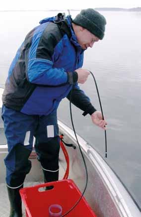 6. Tapio Suominen mittaa vedenlaatua Saaristomerellä huhtikuussa 2007. Kuva: Harri Tolvanen daan tehdä moninkertainen määrä perinteiseen, laboratoriossa tehtävään näyteanalysointiin verrattuna.
