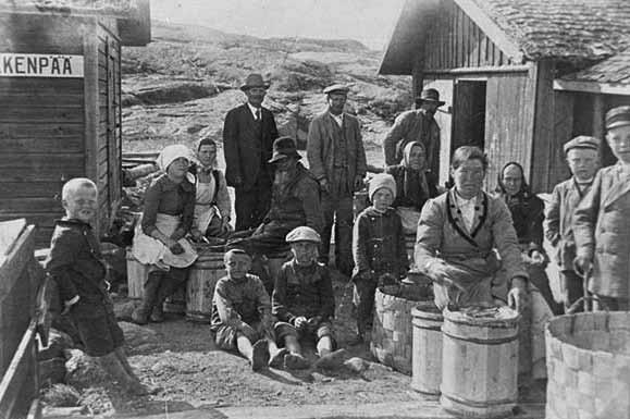 Silakanperkaajat Åkerlundin makasiinin edessä Taivassalossa 1920-luvulla, kuvaajana paikallinen valokuvaaja. Tähän kuvaan törmäsin heti tutkimustyöni alkuvaiheessa Taivassalon kotiseutuarkistossa.