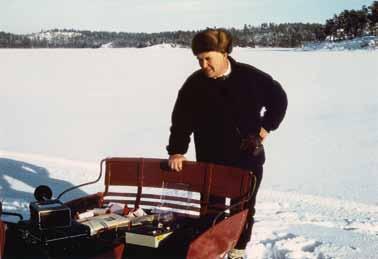 Birger Olsson tekee akustisia mittauksia Seilin jäällä 1960-luvulla.