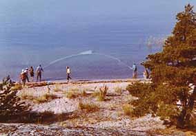 Kuusisen saaressa tehtävät rantanuottaukset ovat kuuluneet murtovesiekologian kurssiin jo ainakin 1970-luvun lopulta asti.