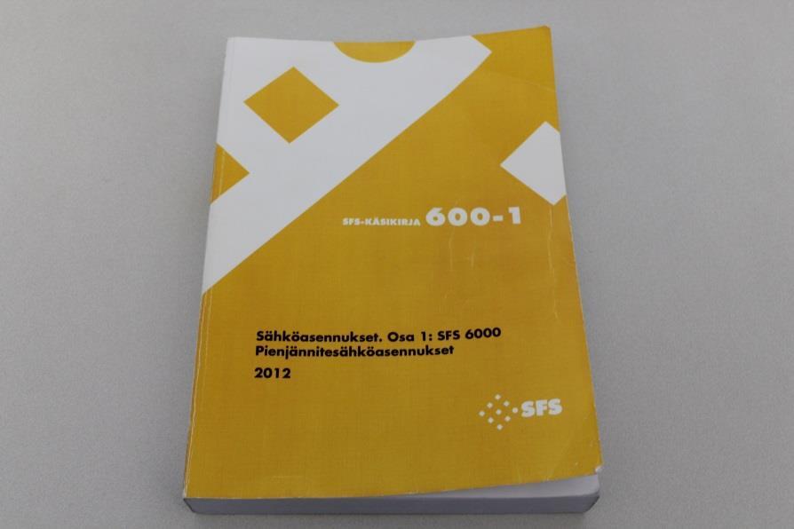 Sähköalan standardit Sähköasennuksia koskevat turvallisuusvaatimukset on esitetty Ktm:n päätöksessä sähkölaitteistojen turvallisuudesta (1193/1999).