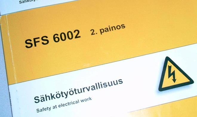 SFS 6000-standardi sisältää tekniset turvallisuusvaatimukset enintään 1000 V vaihtojännitteisten sähköasennusten toteuttamiseksi.