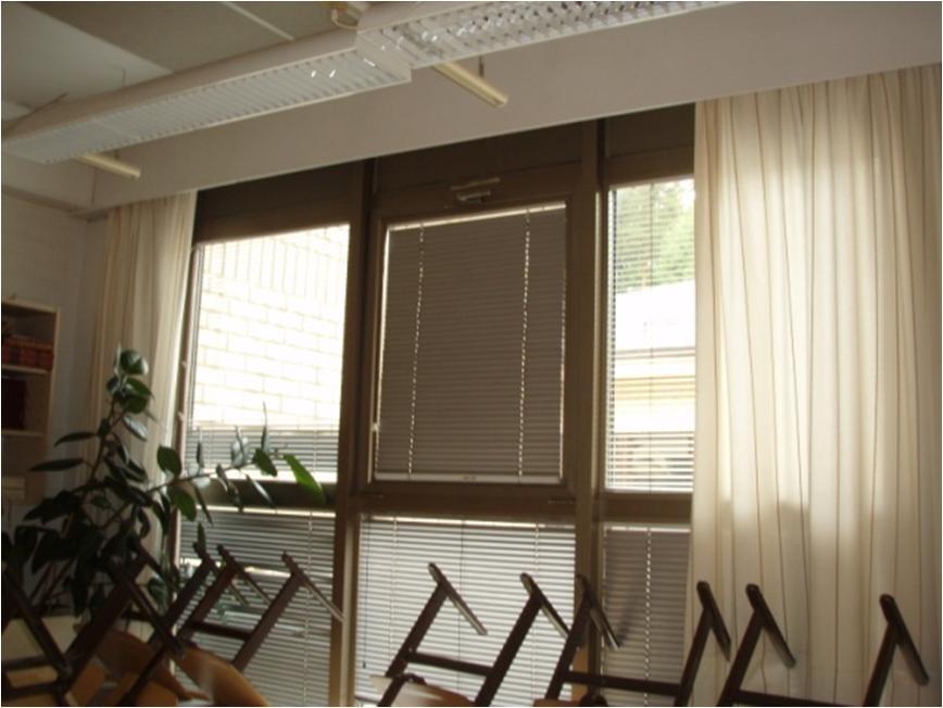 (verhokotelo). - Sisäkuoren systemaattinen tiivistäminen - Lattiapäällysteen (vinyylilaatta) uusiminen ikkunan edestä, uusiutuu tiivistyskorjauksen yhteydessä.