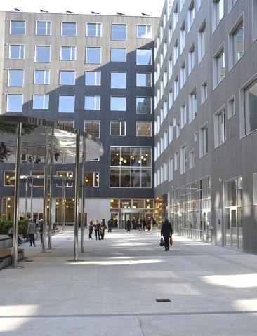 Carlsberg poikkeaa muista asemanseuduista siinä, että mukana vahva yksityinen kehittäjä eli Carlsberg Byen -yhtiö, jossa mukana ovat Carlsberg-panimo, rakennettuja ympäristöjä rahoittava