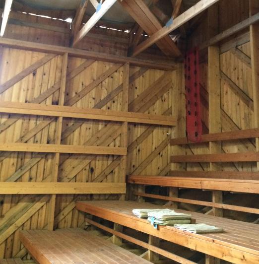 16 Kantavat kattorakenteet on toteutettu tehdasvalmisteisilla naulalevyristikoilla, joiden jänneväli on 21 m. Seinät ovat rankarunkoiset, jotka on tehty sahatavarasta 50 * 200 k1200.