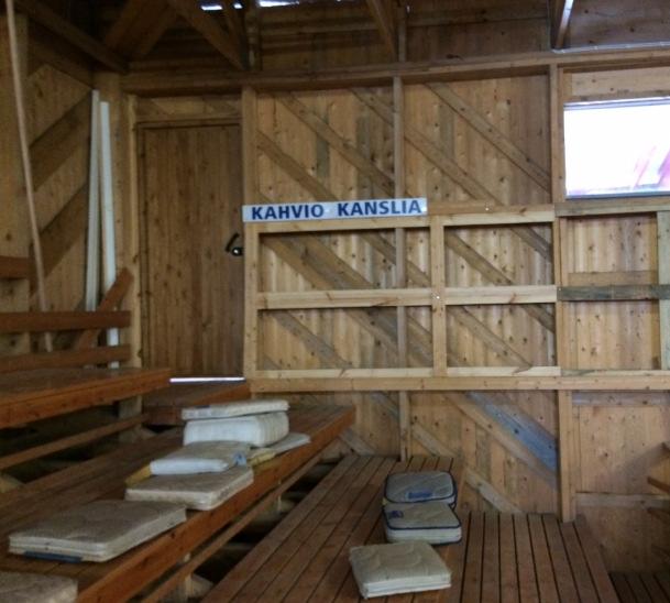 17 KUVA 5 Poistetut jäykisteet. Maneesin kylkeen on tehty myöhemmin pieni laajennus. Oviaukkoa laajennus osaan tehtäessä on katkaistu seinän jäykistävät rakenteet (KUVA 5).