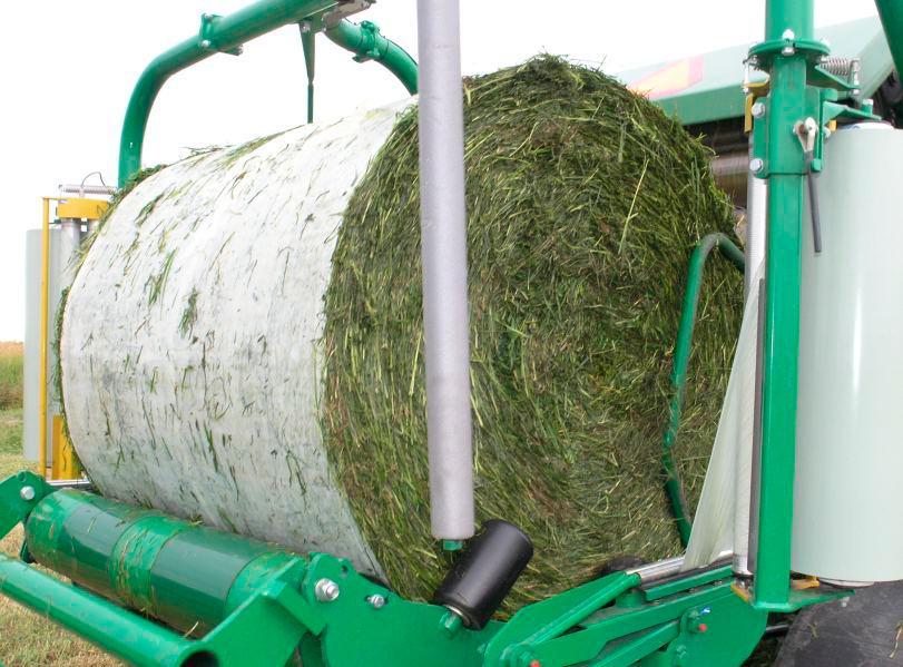 16 KUVIO 8. Muovilla sidottu paali (Agronic 2013) Muovisidonnalla on monia etuja. Rehun ollessa kuivahkoa sen kariseminen vähenee verkkosidontaan verrattuna, koska kaikki jää muovin sisälle talteen.