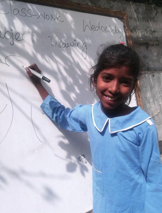 Suloinen Savera-tyttö on päässyt Missiomaailman kouluun ja odottaa vielä omaa kummia. Hän täytti juuri 9-vuotta ja rakastaa koulua sekä piirtämistä.