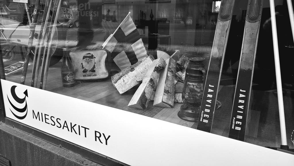 Hiihdon MM-kisojen ajaksi nayteikkunan teemaa oli vahvistettu aiheeseen sopivin elementein.
