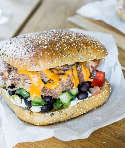 Kurkku 100 g Paprika 100 g Pavunitu 100 g Musta papu Sitrusvinegretti Tuore korianteri 300 g Pulled pork Chipotlemajoneesi (sekoita majoneesi ja chipotlekastike maun mukaan) Suola ja pippuri