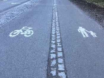 12 KIRKKONUMMEN KÄVELY- JA PYÖRÄILYVERKOSTON SUUNNITTELUPERIAATTEET Reitin luonne Väylätyyppi [poikkileikkaus] Liittymä Liittymä vähäliikenteisen vilkasliikenteisen sivukadun pääkadun tai kanssa