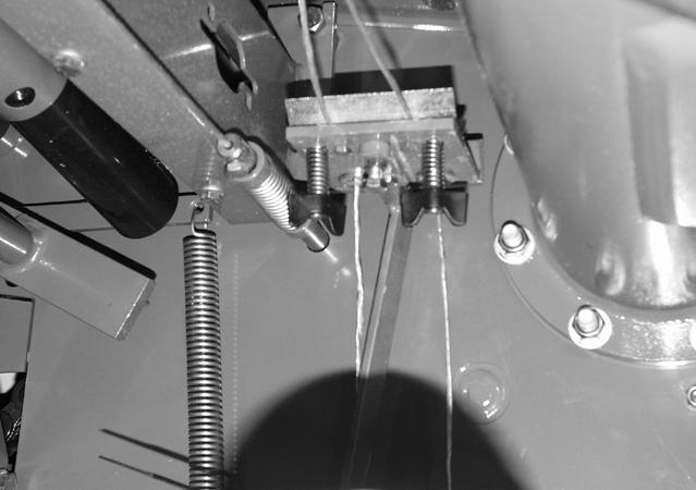 Pos: 48.56.23 /BA/Bedienung /Rundballenpresse/Netz-Garnbindung/Garn führen_bild_fortima F @ 334\mod_429536956984_7.docx @ 25555 @ @ Pos: 48.56.25 /BA/Bedienung /Rundballenpresse/Netz-Garnbindung/Garn führen2_bild_fortima F @ 334\mod_42926820848_7.