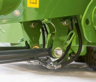 Hydraulisesti toimivan vetoaisan korkeus on helppo säätää traktorin vetolaitteen korkeuden mukaiseksi.