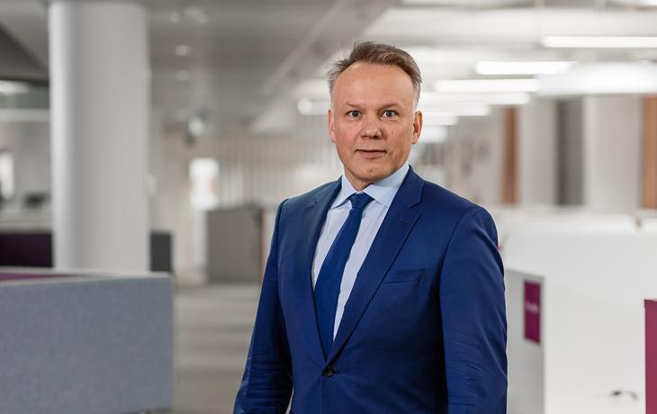 globaalin toimitusketjun suunnittelusta vastaava johtaja Nokia (2007 2013), johtotehtävissä Nokian globaalin toimitusketjun kehitysorganisaatiossa Unilever (1996 2006), johtotehtävissä Euroopan